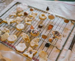 Bakes | handbemaltes Holzgebäck (12 Stück)
