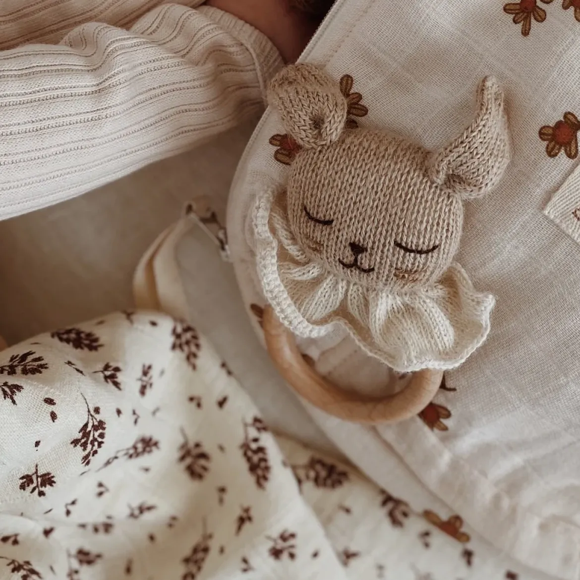Beißring mit Rassel aus Alpakawolle | Hase beige
