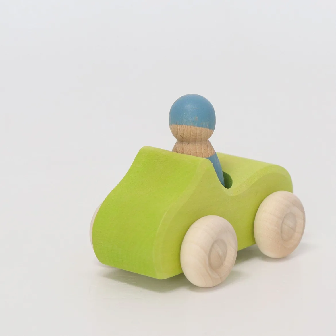 Grünes Cabrio mit Holzfigur