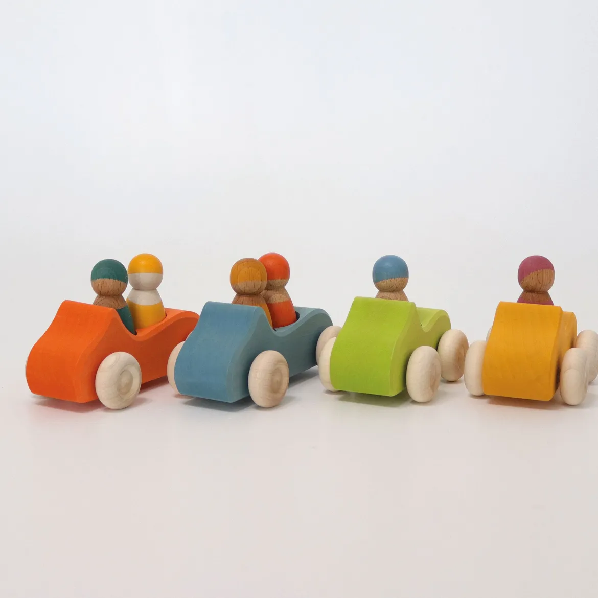Grünes Cabrio mit Holzfigur