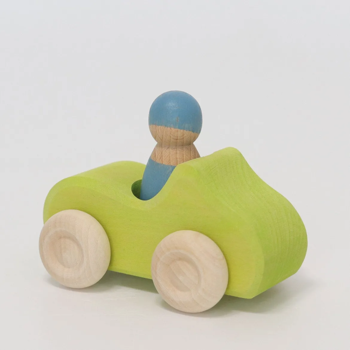 Grünes Cabrio mit Holzfigur