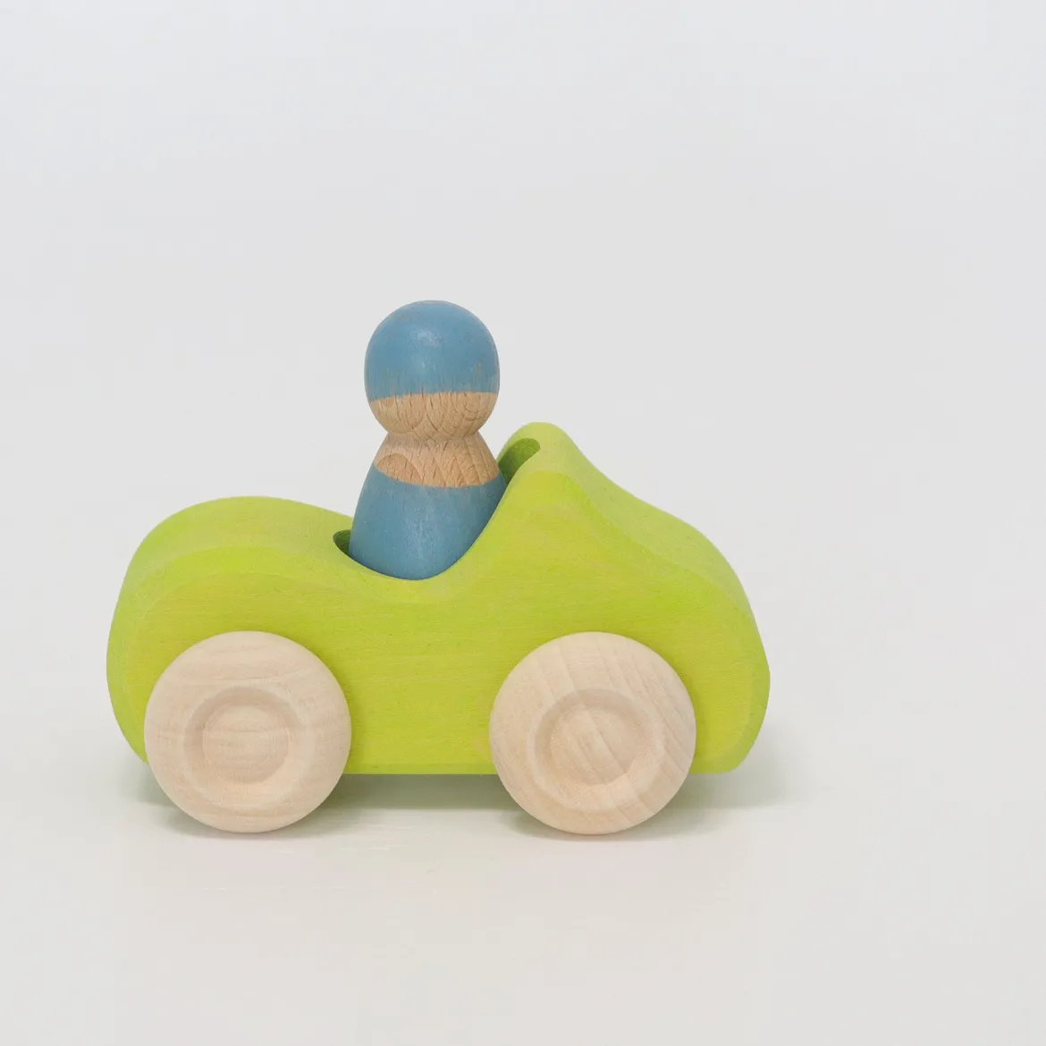 Grünes Cabrio mit Holzfigur