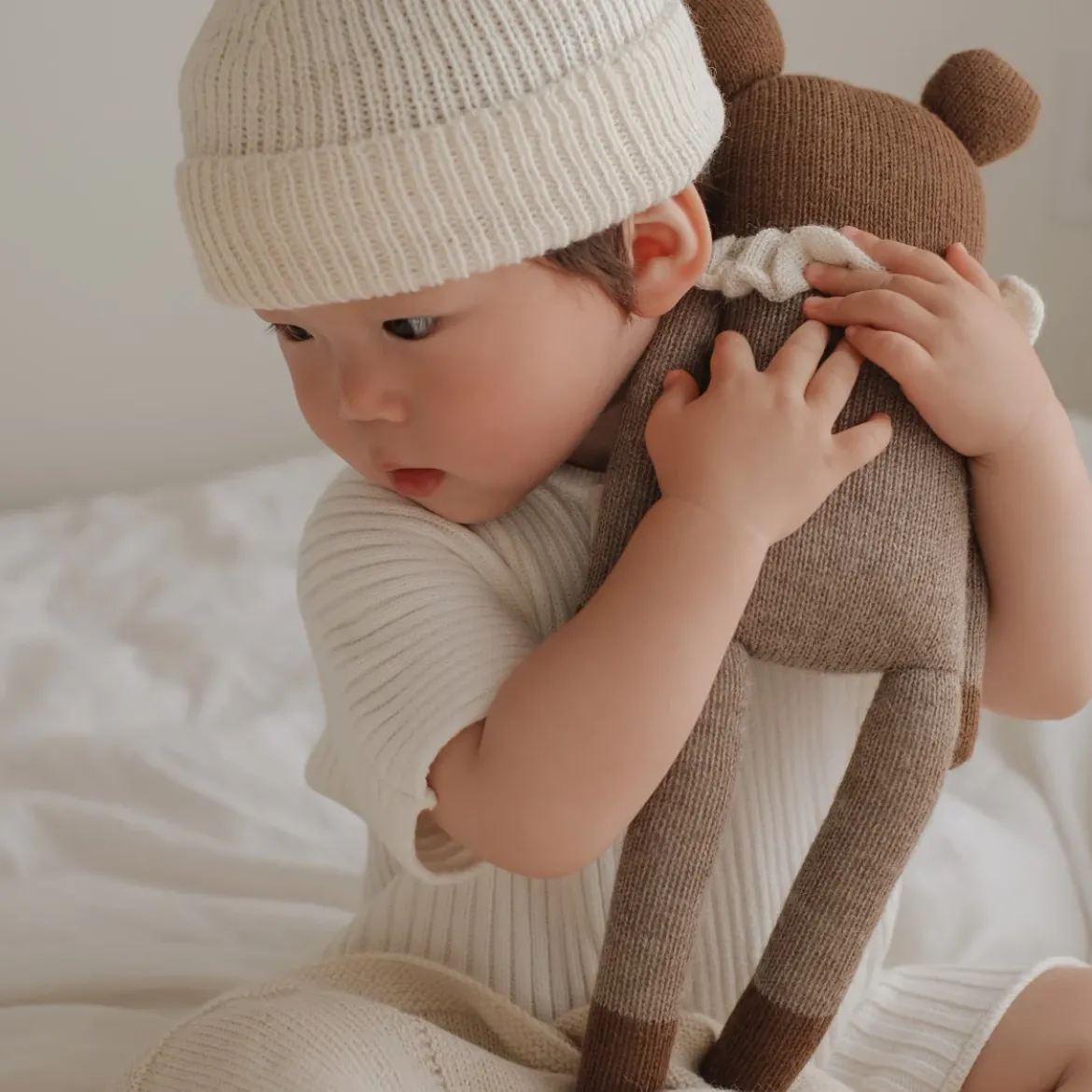 Großer Teddy aus Baby-Alpakawolle | Beiger Pyjama