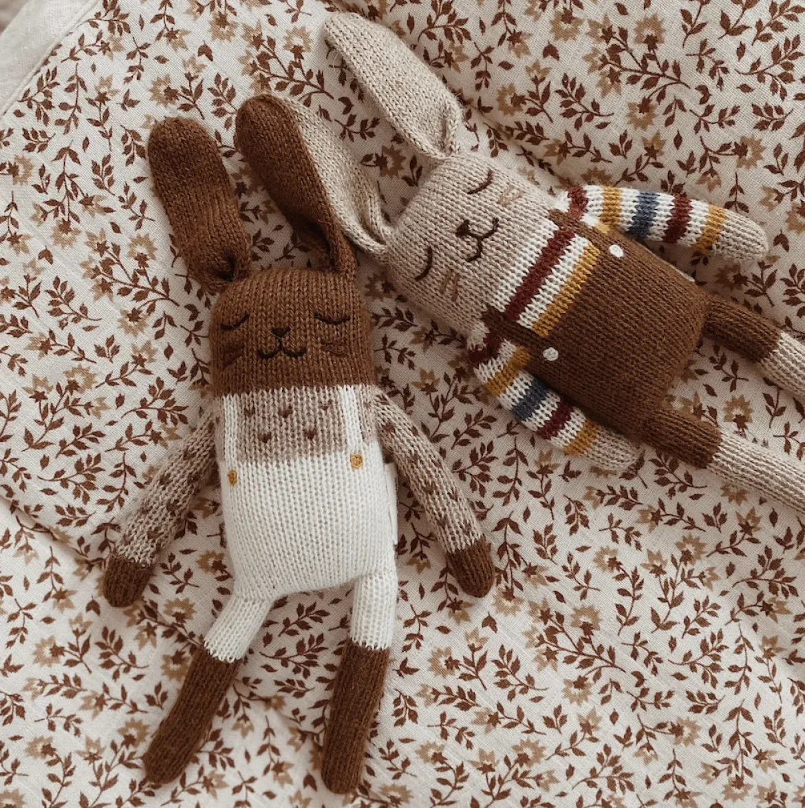 Hase aus Baby-Alpakawolle | Regenbogen-Pulli