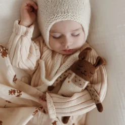 Hase aus Baby-Alpakawolle | Weiße Latzhose