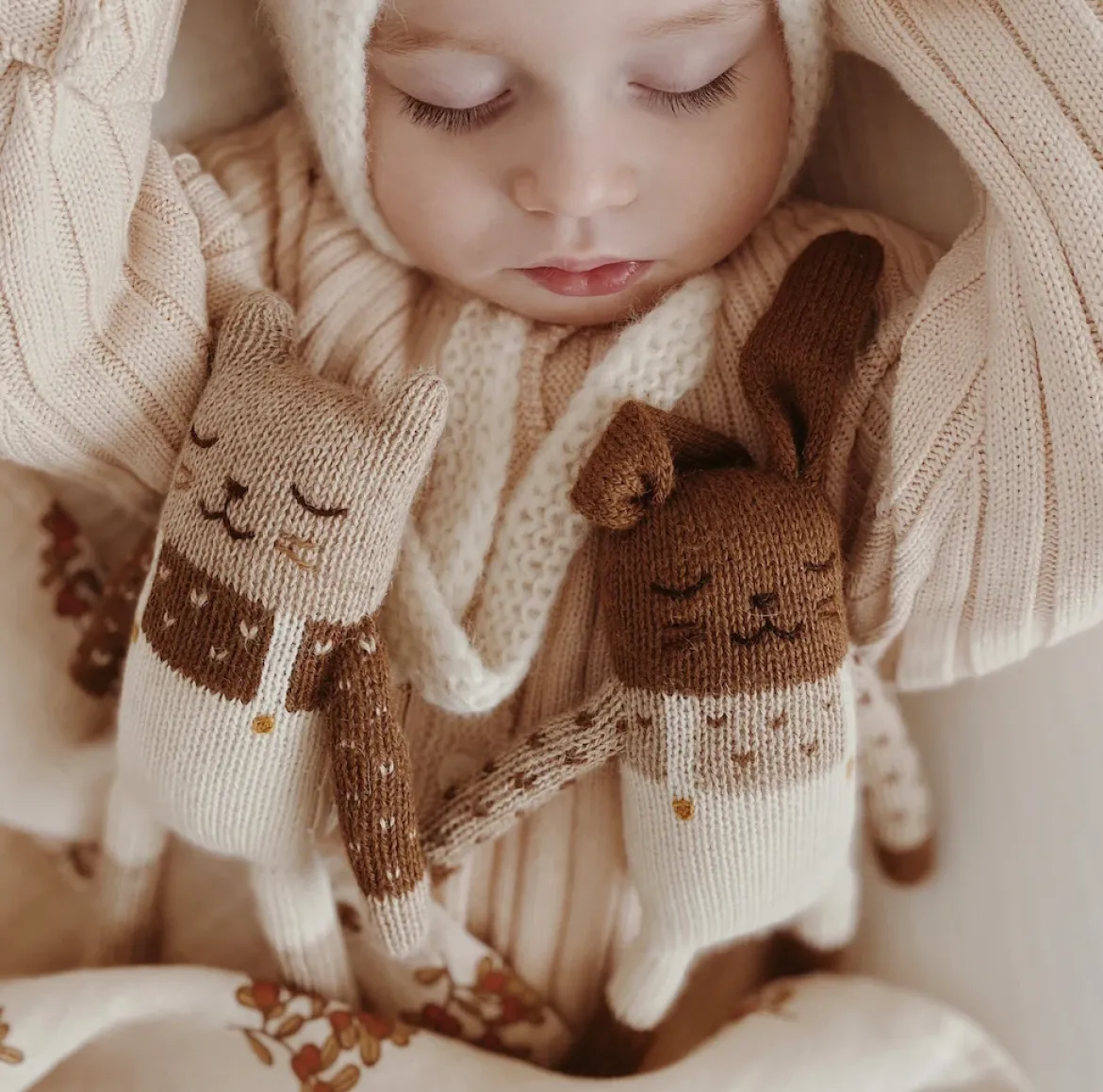 Hase aus Baby-Alpakawolle | Weiße Latzhose