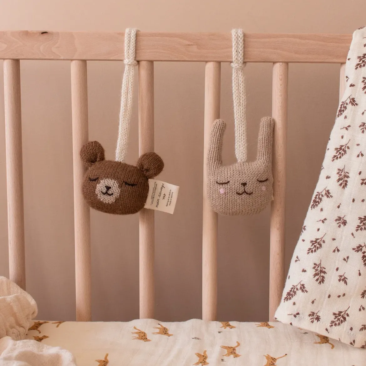 Hänge-Rassel aus Baby-Alpakawolle | Teddy braun
