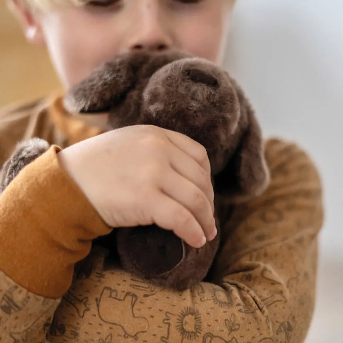 Hund mit Tasche und Pflege-Set