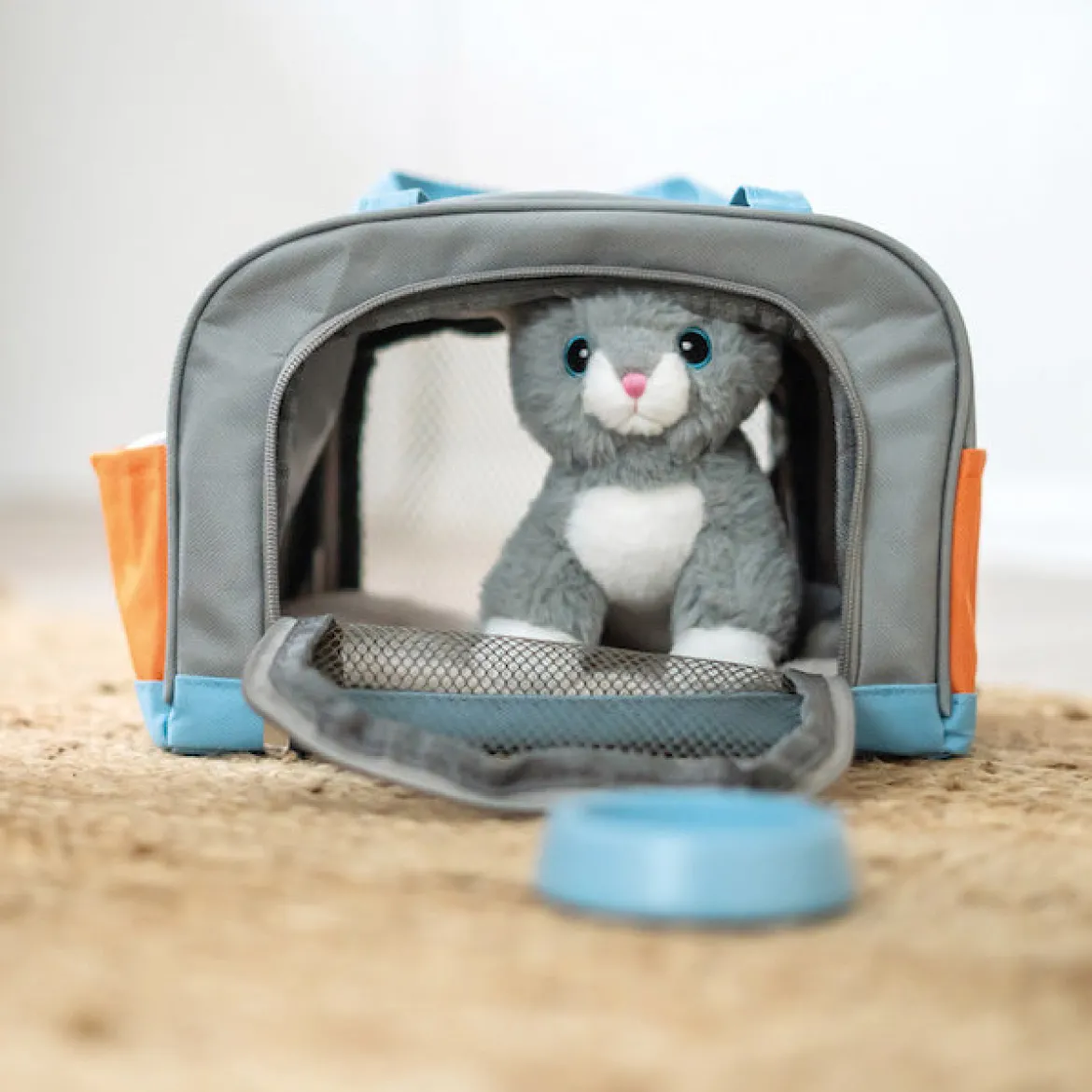 Katze mit Tasche und Pflege-Set