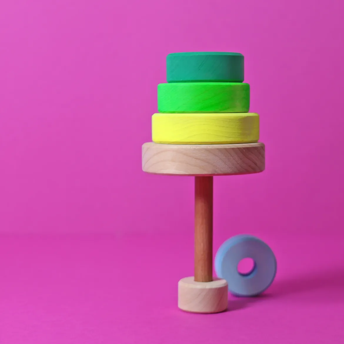Kleiner Scheibenturm aus Naturholz | Neongrün