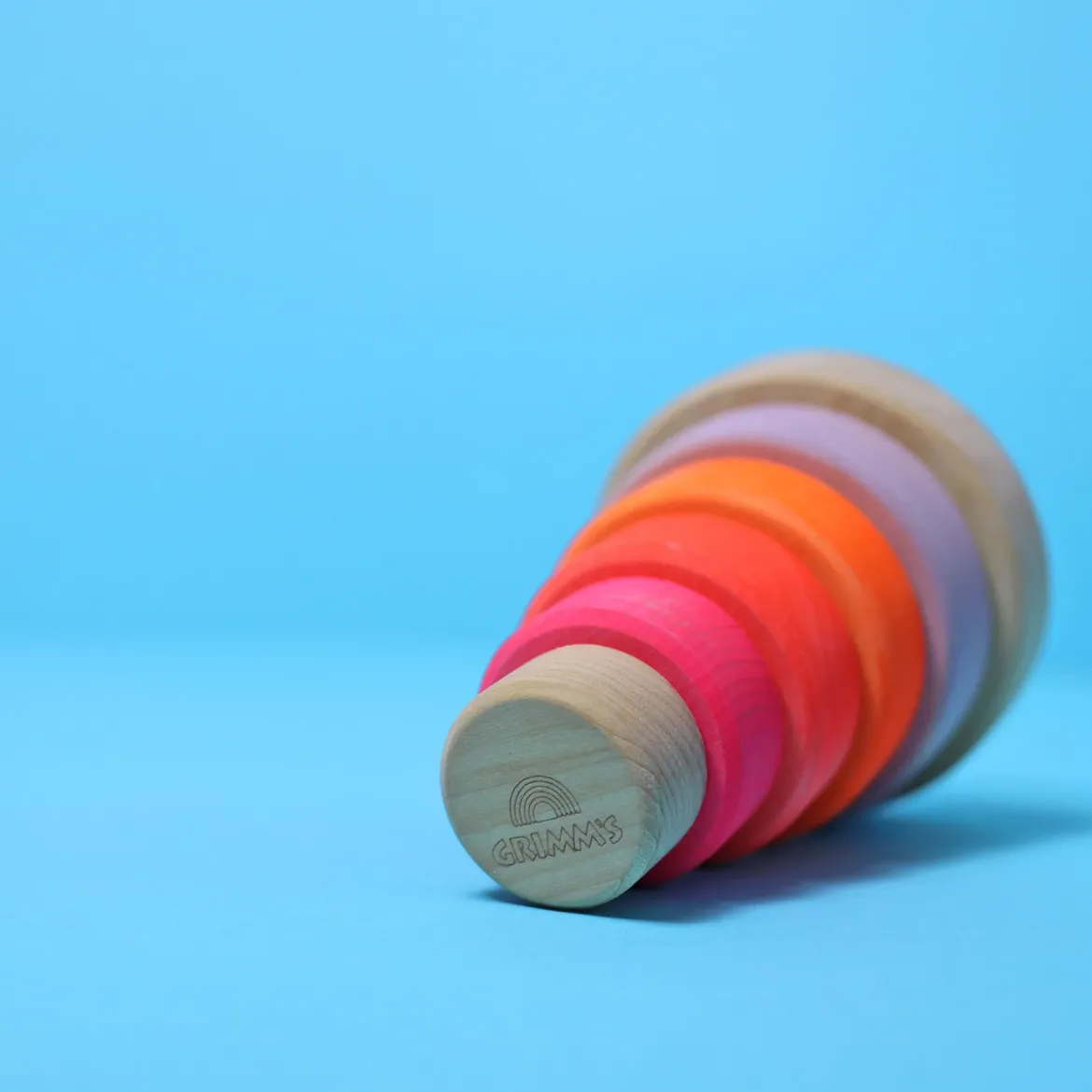 Kleiner Scheibenturm aus Naturholz | Neonpink
