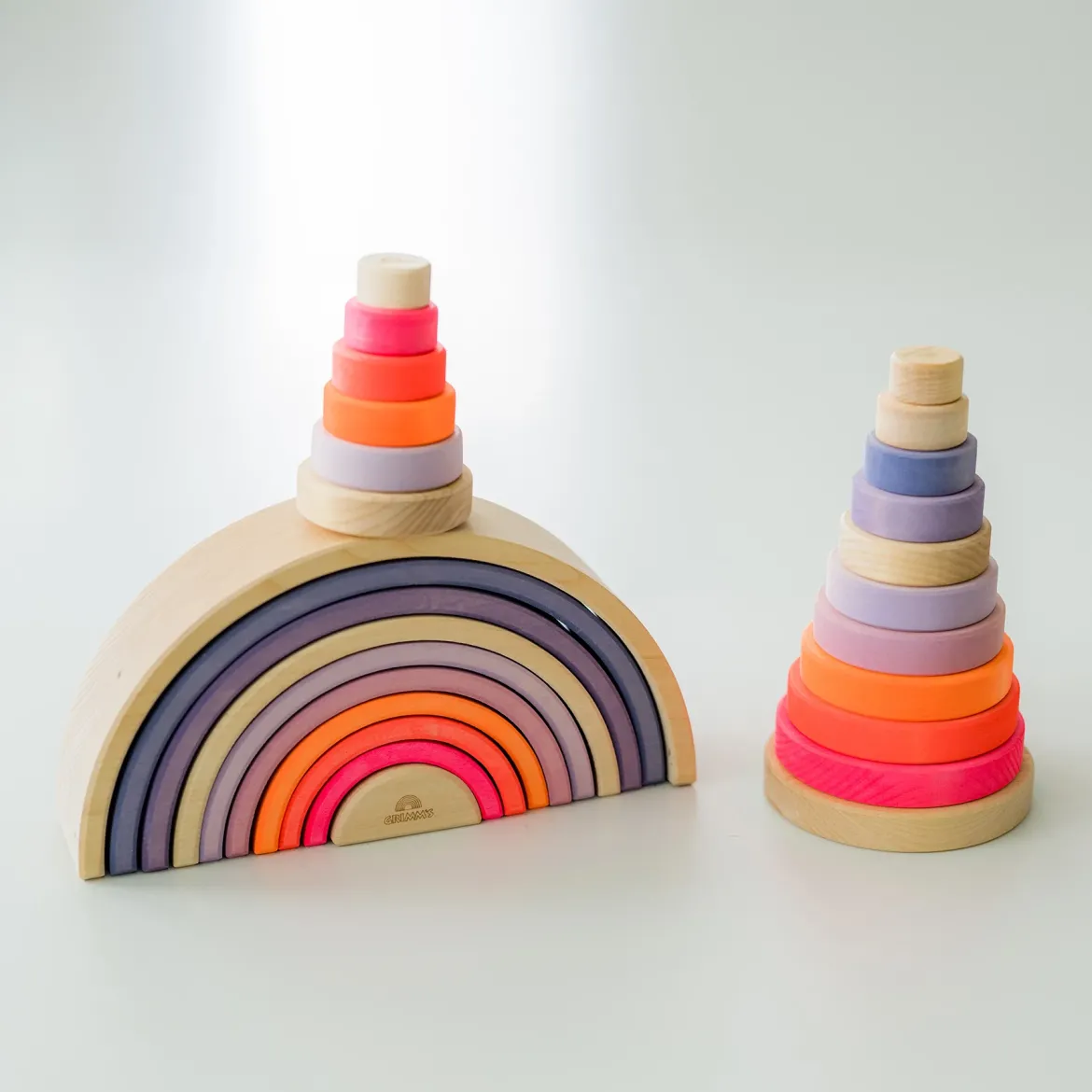 Kleiner Scheibenturm aus Naturholz | Neonpink