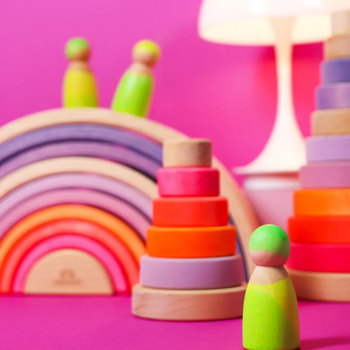 Kleiner Scheibenturm aus Naturholz | Neonpink
