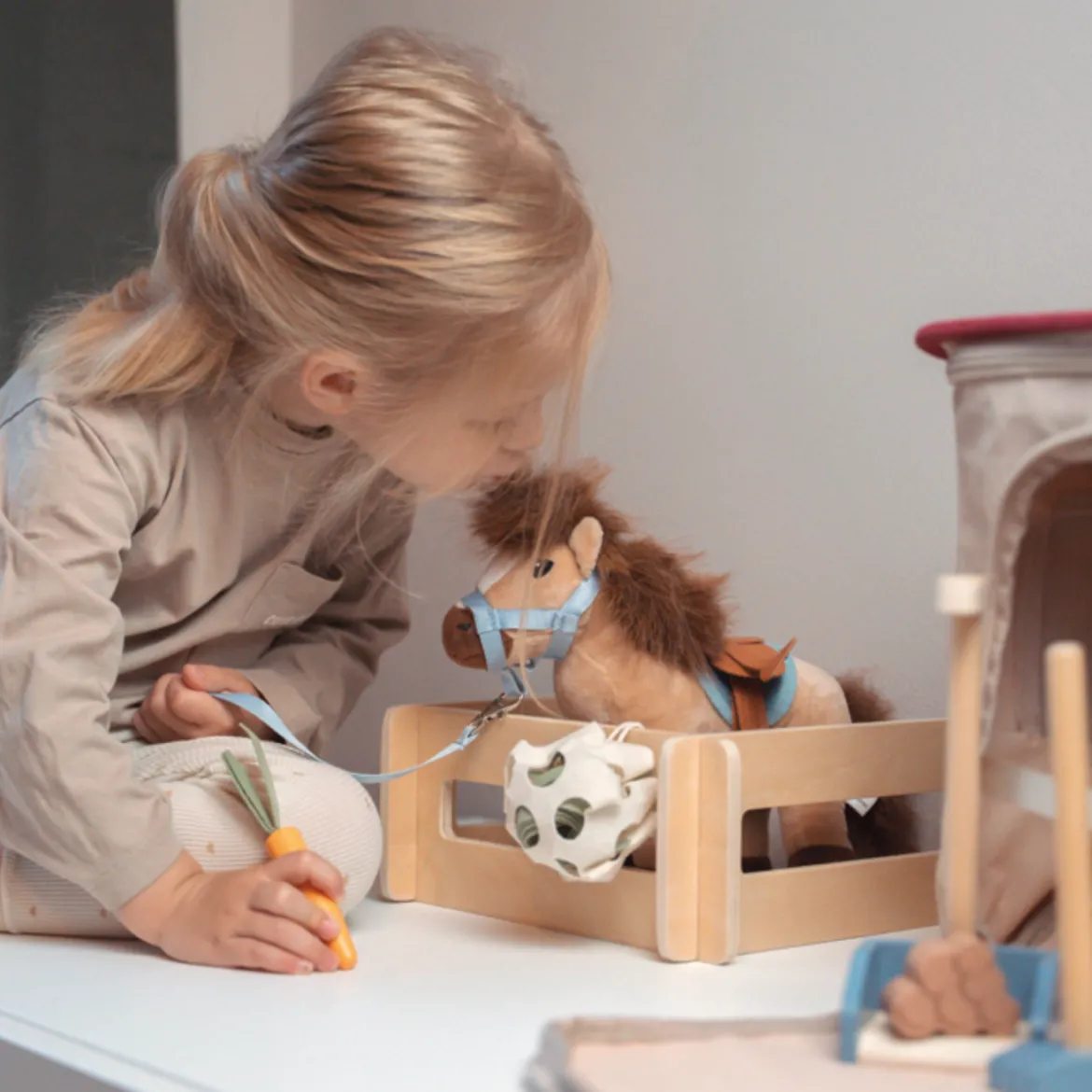 Spielset Pferd mit Stall und Zubehör